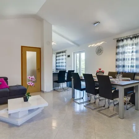 Lovely Piljan With A Private Swimming Pool Bokordici