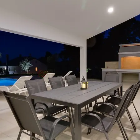 Lovely Piljan With A Private Swimming Pool Villa