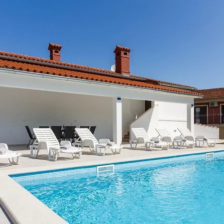 Lovely Piljan With A Private Swimming Pool Bokordici